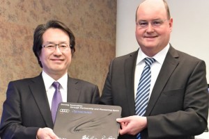 Caption (from left to right): Ryuji Omura (Executive Vice President of Renesas Electronics Corporation) and Ricky Hudi (Head of Electric/Electronic Development at Audi)
