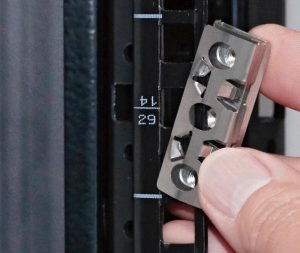 Tool-free 19in rack fastener replaces captive nuts