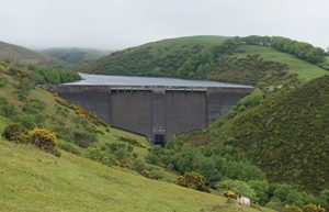 Resrevoir dam (shutterstock_670813111)