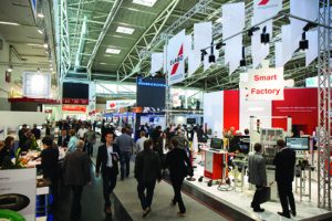 p28 productronica-2015-besucher-in-den-messehallen