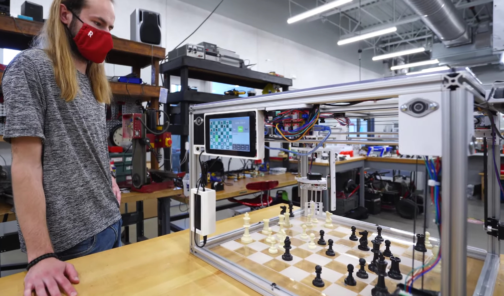 Arduino moves chess pieces using AI