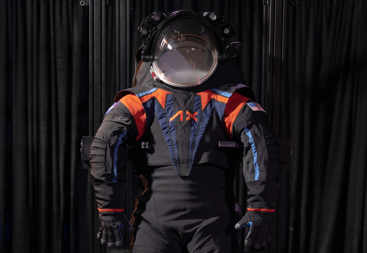 Picture of the Day: Axiom unveils new astronaut spacesuit for Moon landings