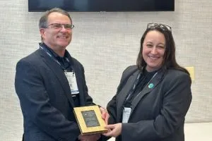 Angela-Wheeler-presenting-Innovation-of-the-Year-to-Steve-Richeson-Mission-Microwave-Technologies-300x200.webp