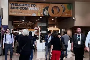semicon-entrance-people-850-300x200.webp