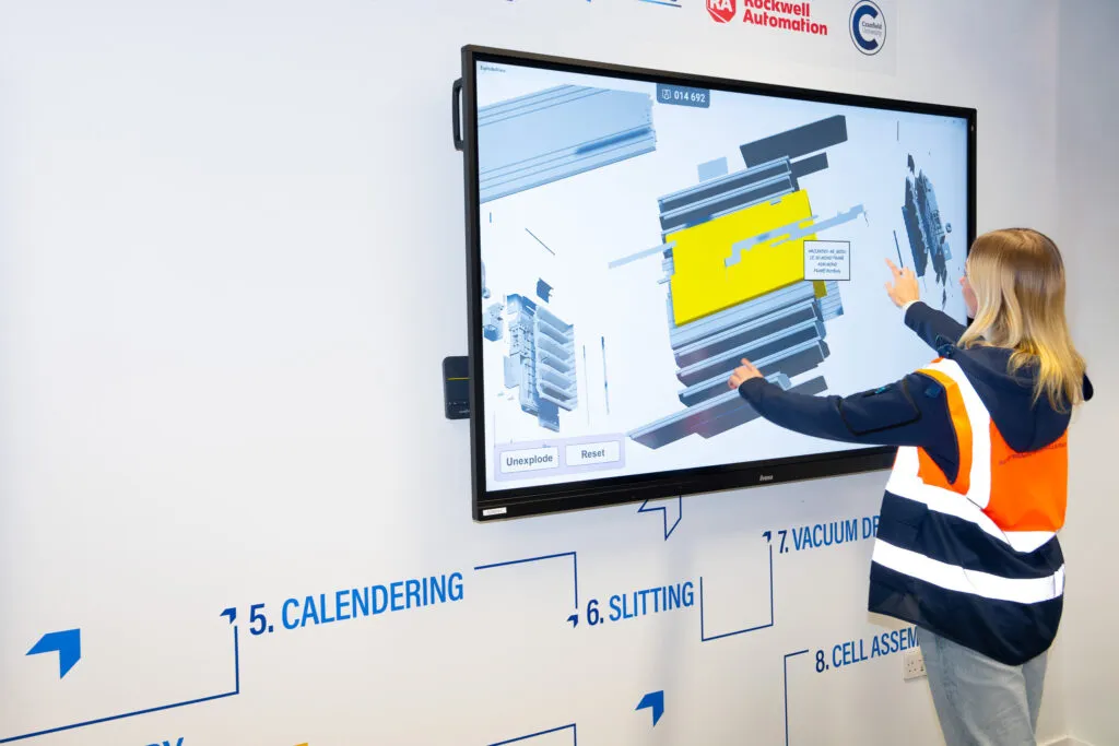 यूसीबी ऑटोमोटिव बैटरी विनिर्माण पाठ्यक्रम के स्नातकों का जश्न मनाता है