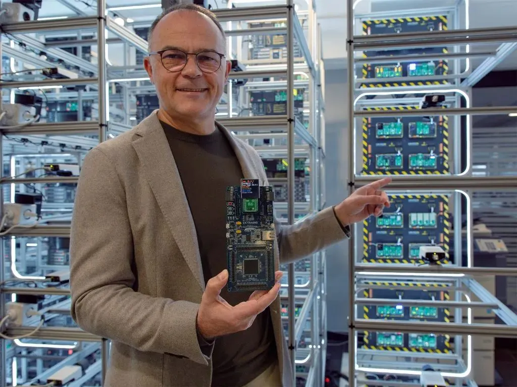 मिक्रोए रेनेसा एमसीयू के लिए विकास उपकरण प्रदान करेगा