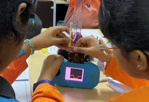 बच्चे बीबीसी माइक्रो:बिट से सीख रहे हैं