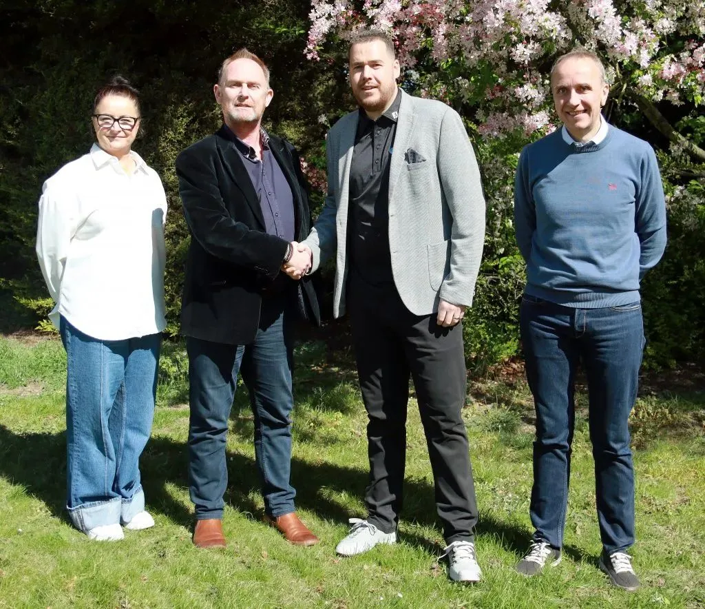 एंग्लिया आइसोकॉम जोड़ता है