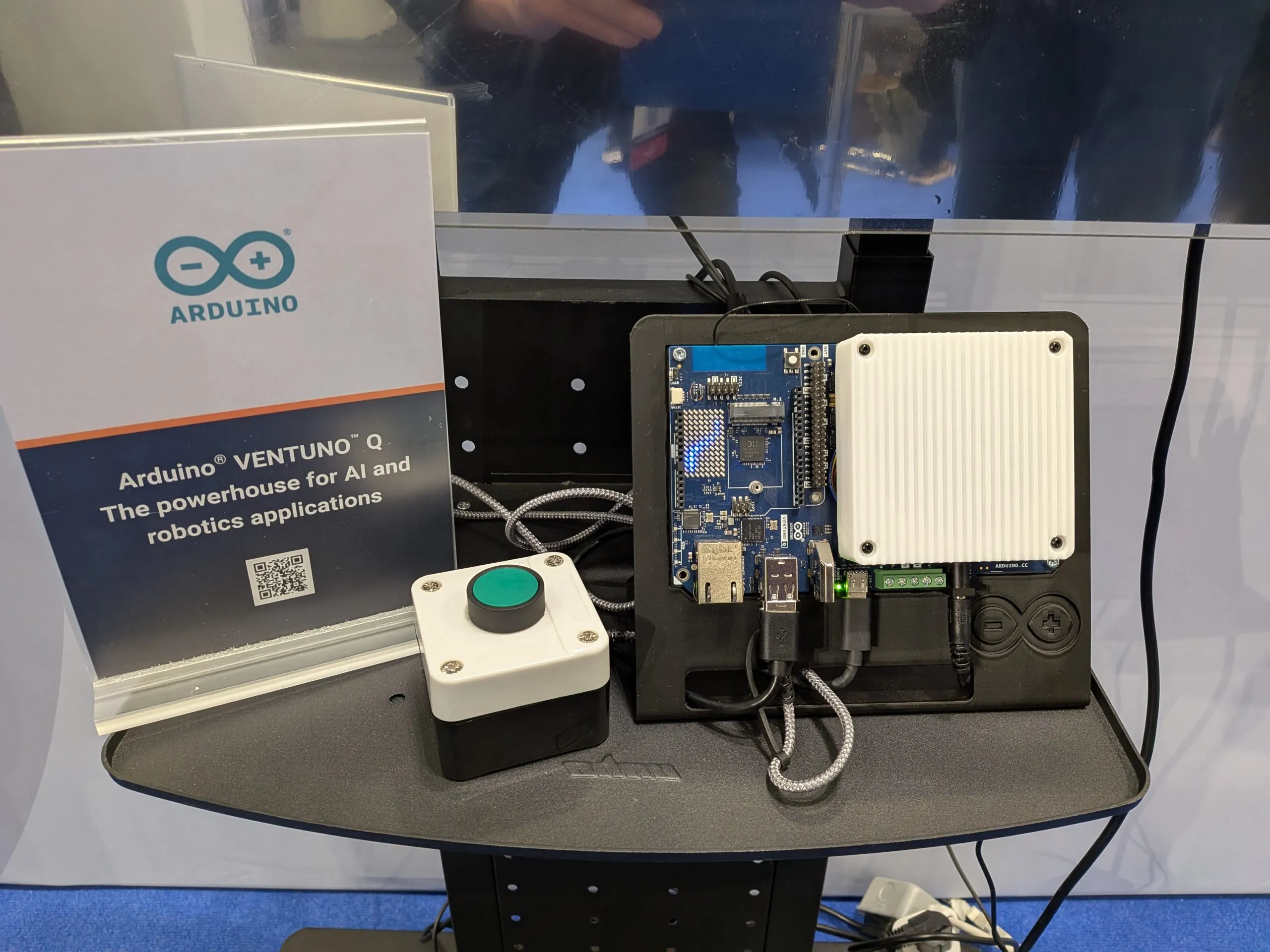 Arduino Ventuno Q powers smart mirror demo for locally-processed AI