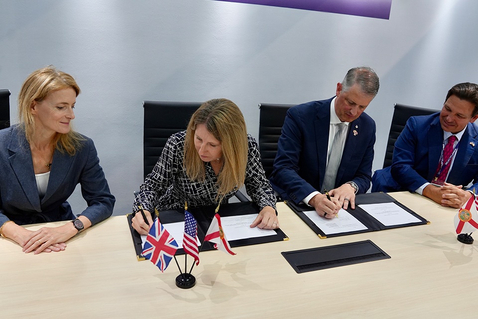 UK and Space Florida sign MoU for access to US space market