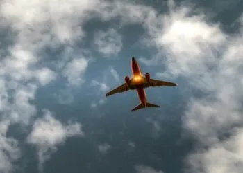 Aeroplane in the sky - credit Quentin-Gellar