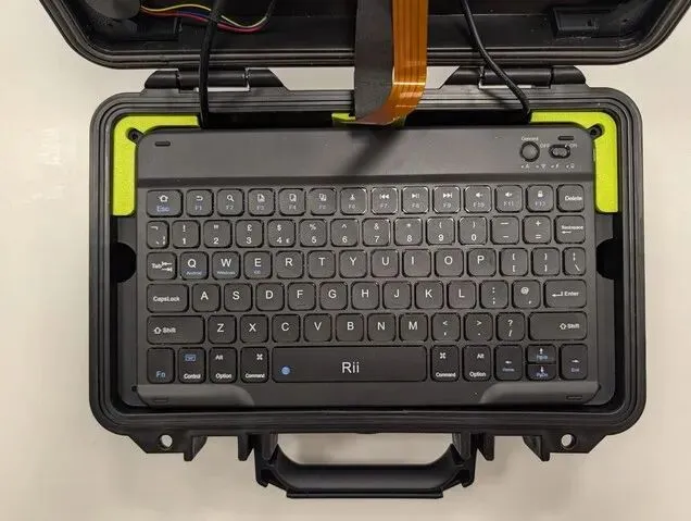 Rii RK302 Bluetooth Keyboard และแผ่นรองคีย์บอร์ดที่ติดตั้งในกระเป๋า Raspberry Pi Cyberdeck