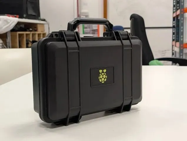 Raspberry Pi, batería y otros componentes dentro de la caja