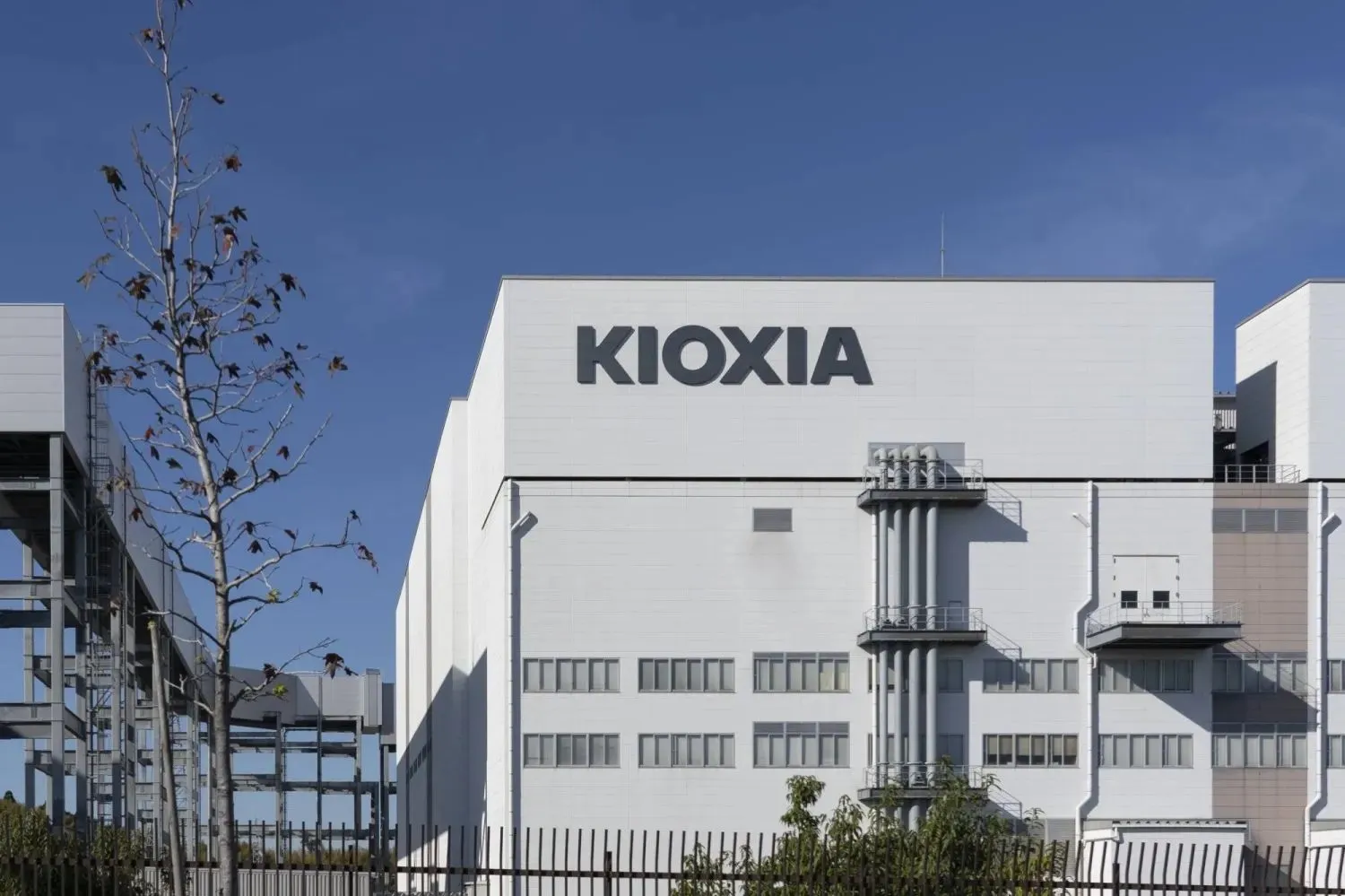 Kioxia looking to invest $31.4bn as Hynix mulls closer ties ⋆ Electronics Weekly