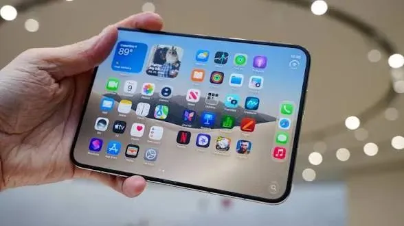 Apple unfolds folding phone