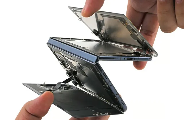 Tearing down the Apple iPhone Duo